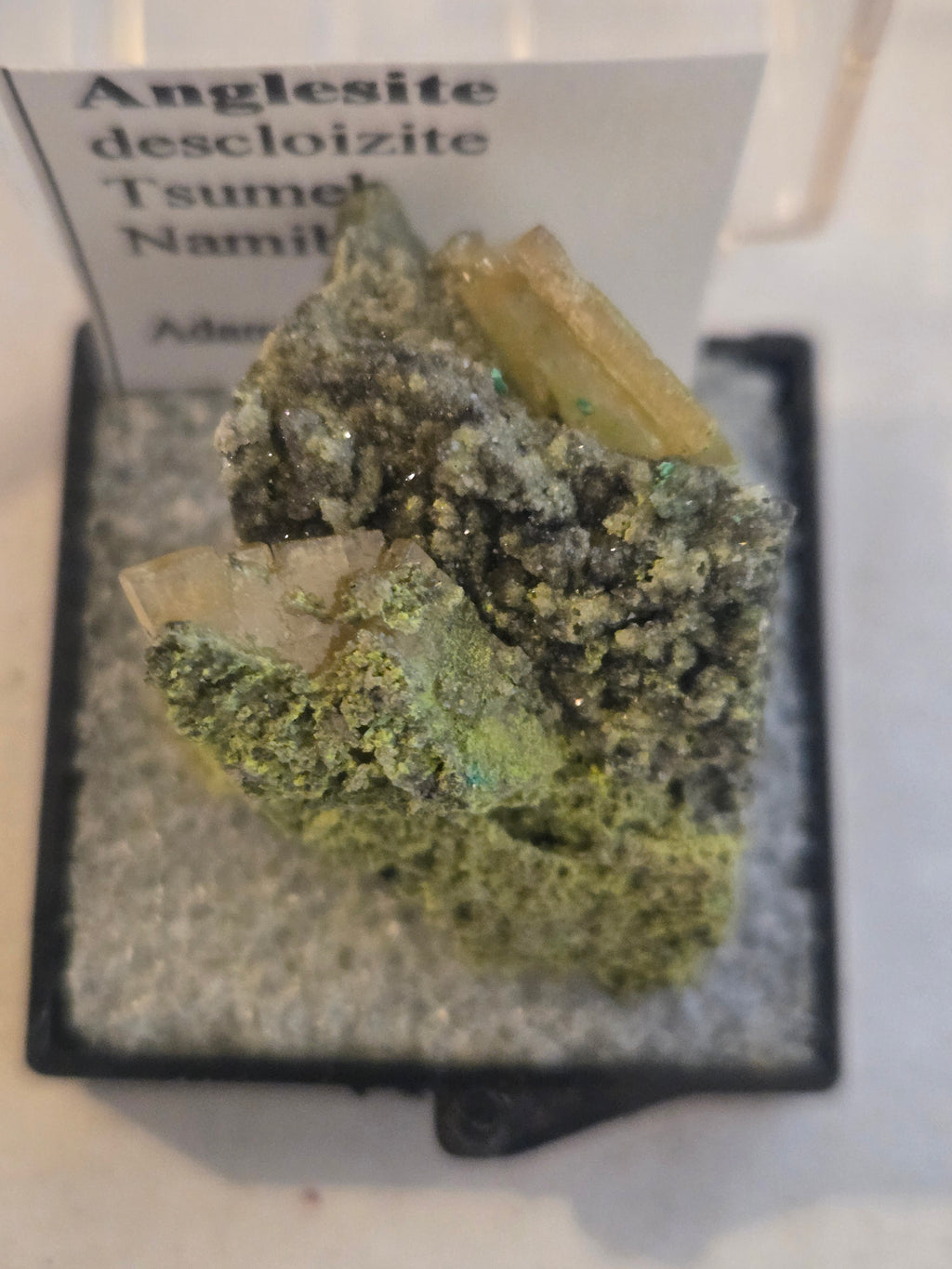 Anglesite on descloizite