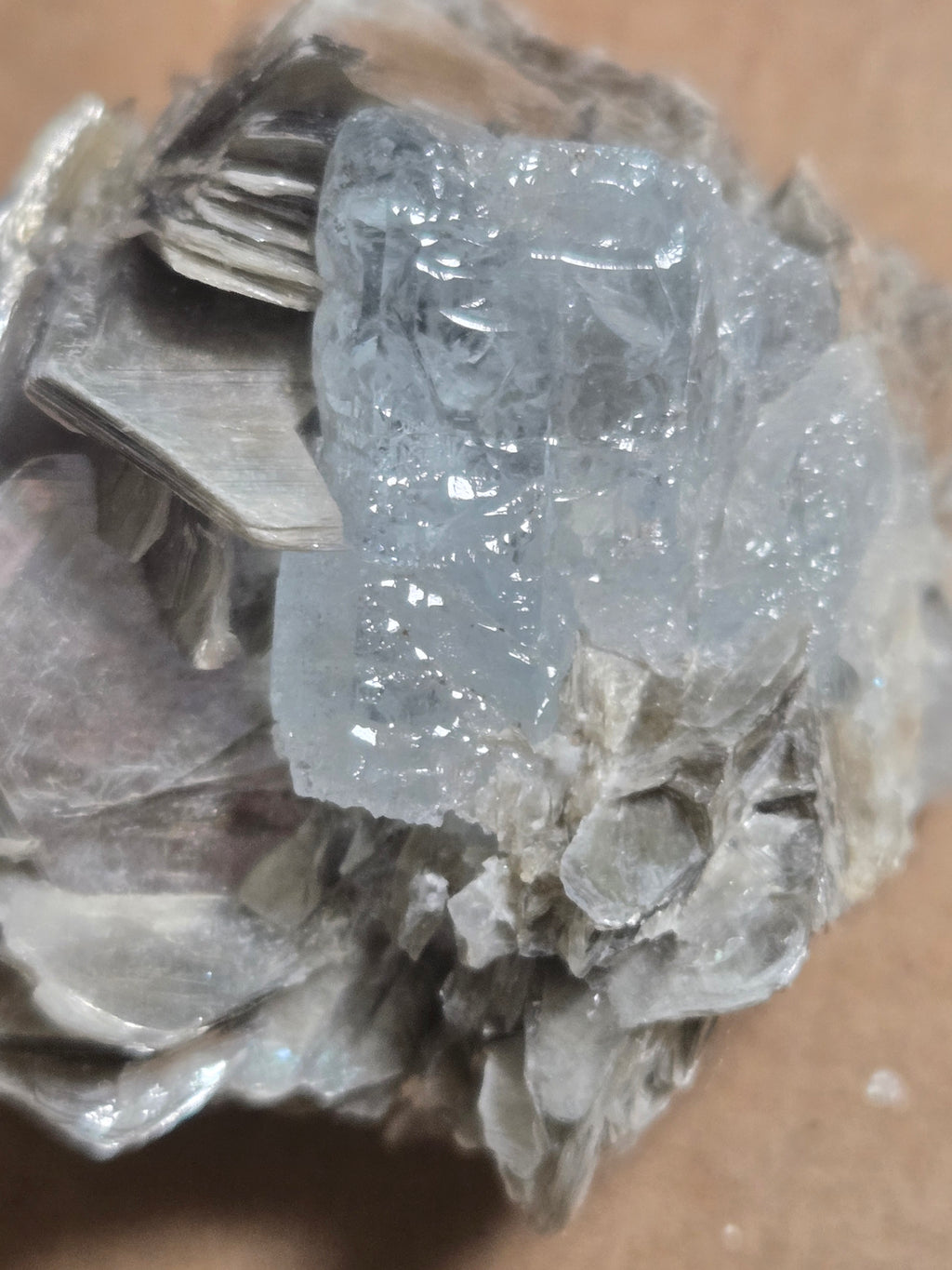 Aquamarine crystal w mica