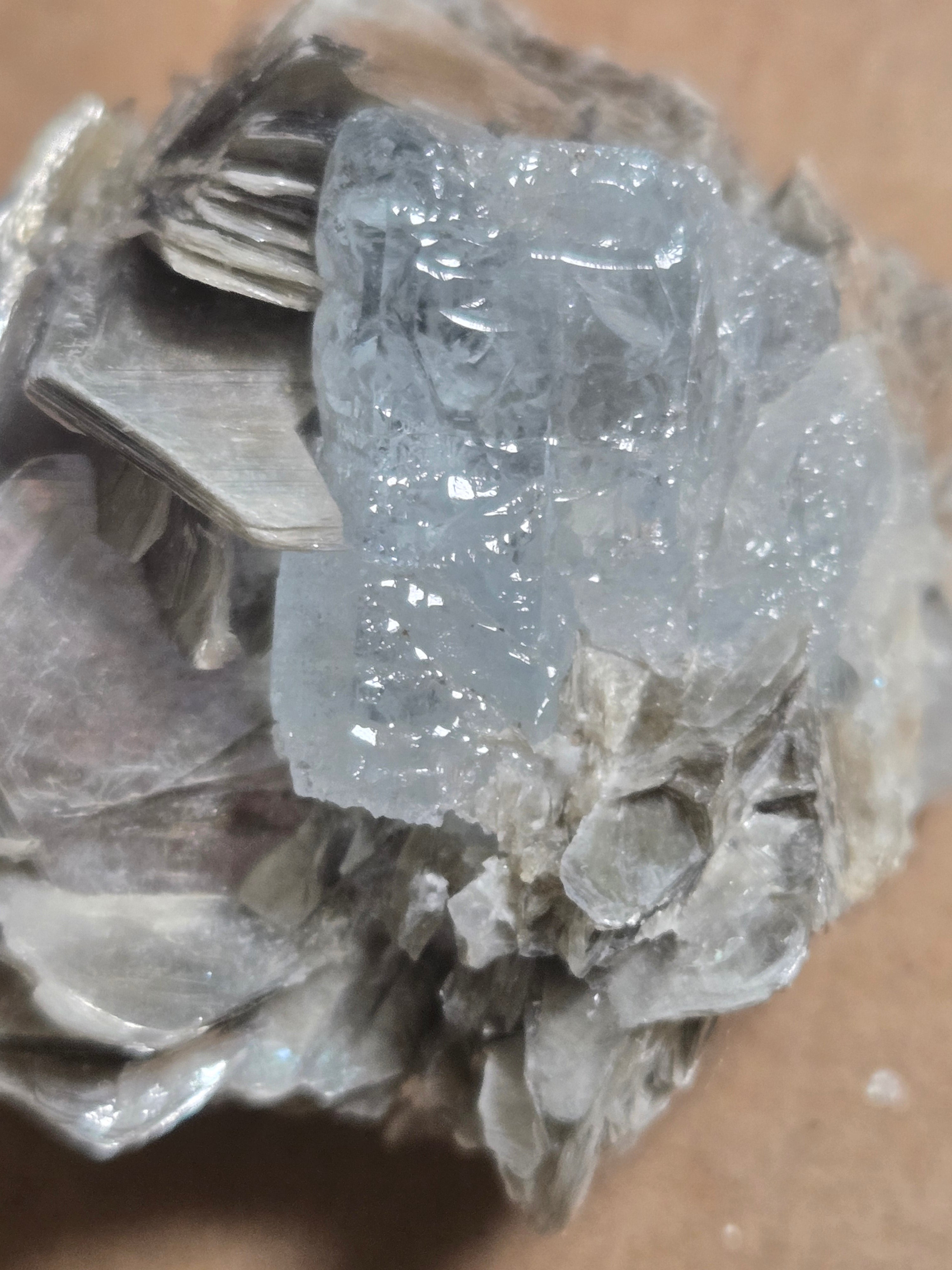 Aquamarine crystal w mica