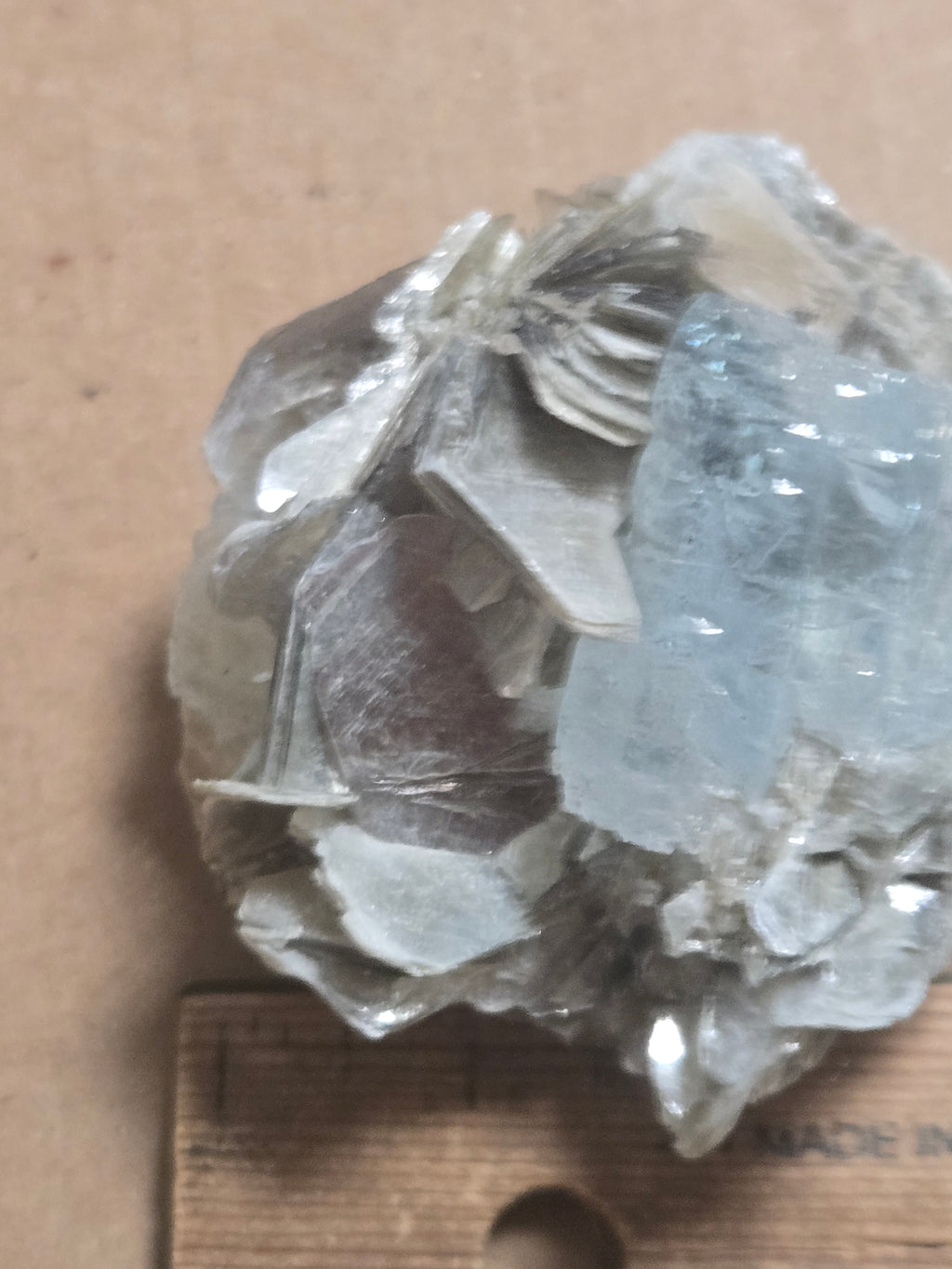 Aquamarine crystal w mica