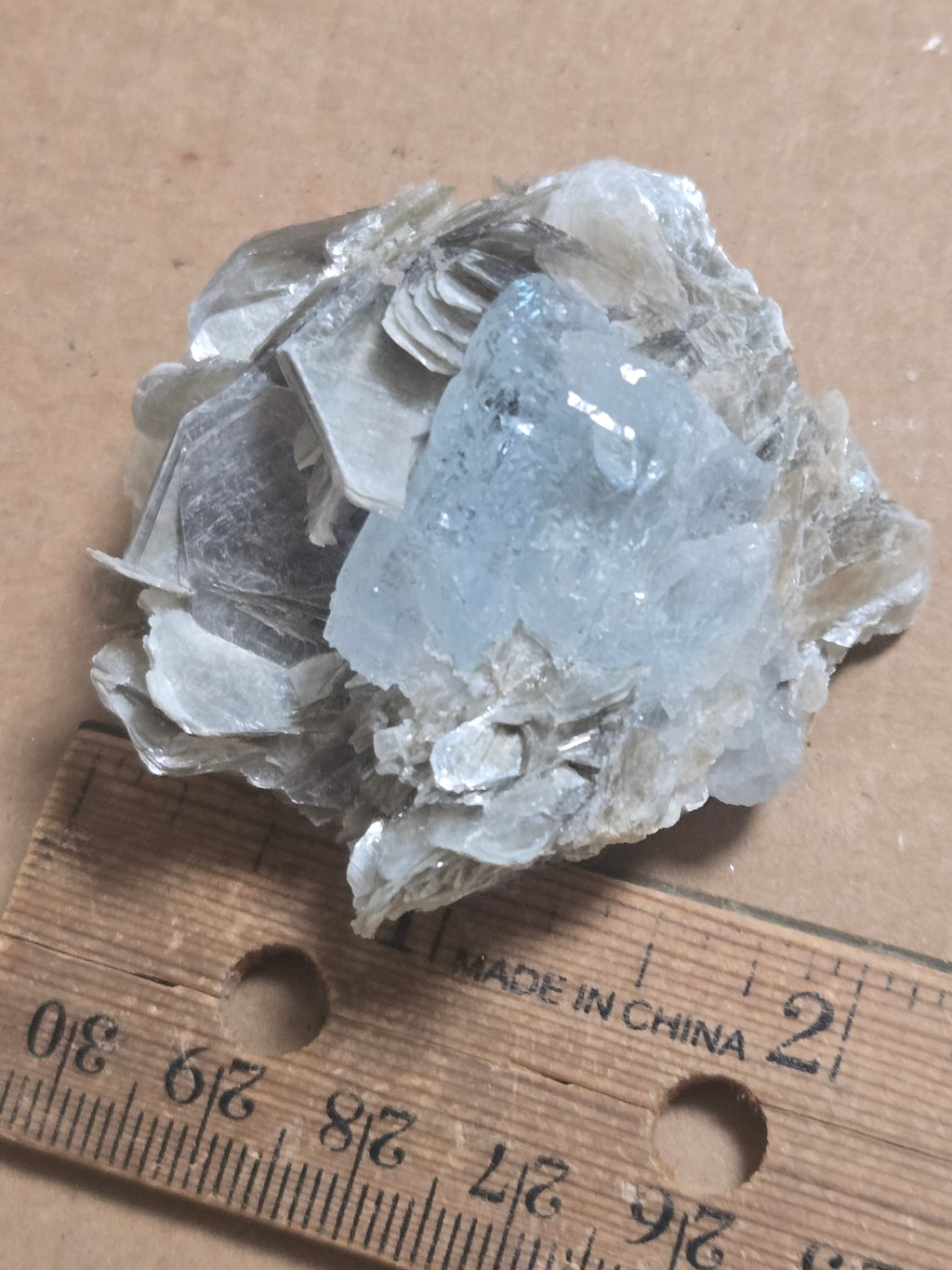 Aquamarine crystal w mica
