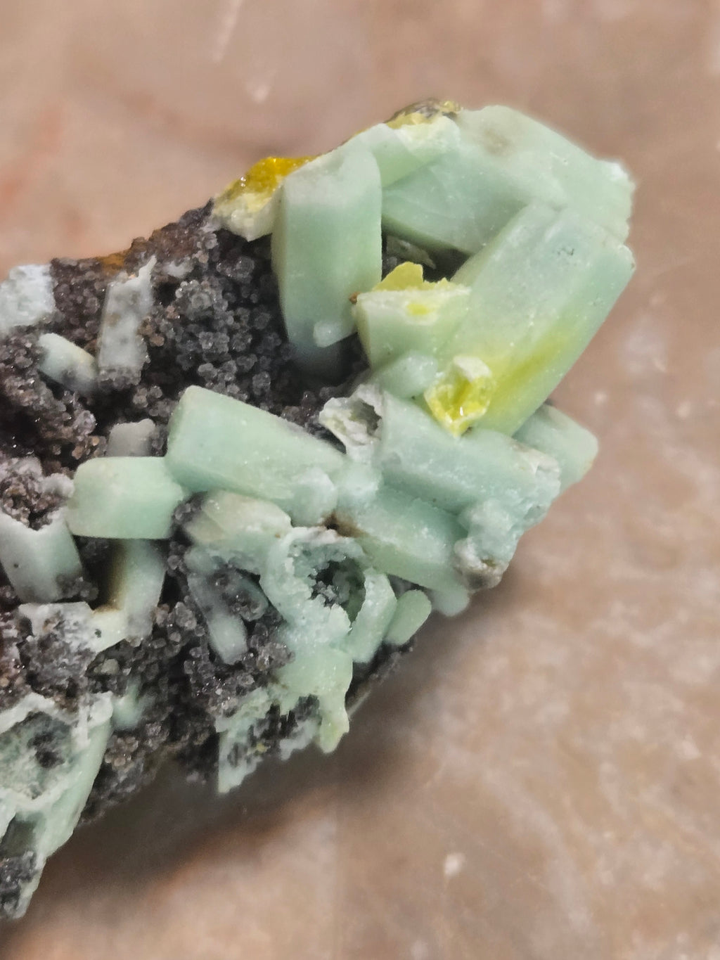 Plumbogummite on pyromorphite