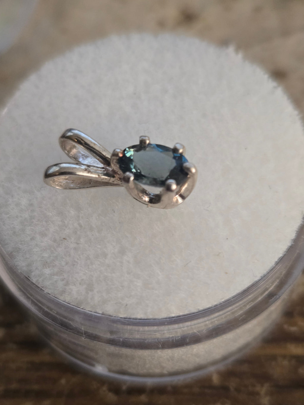 Sapphirine pendant