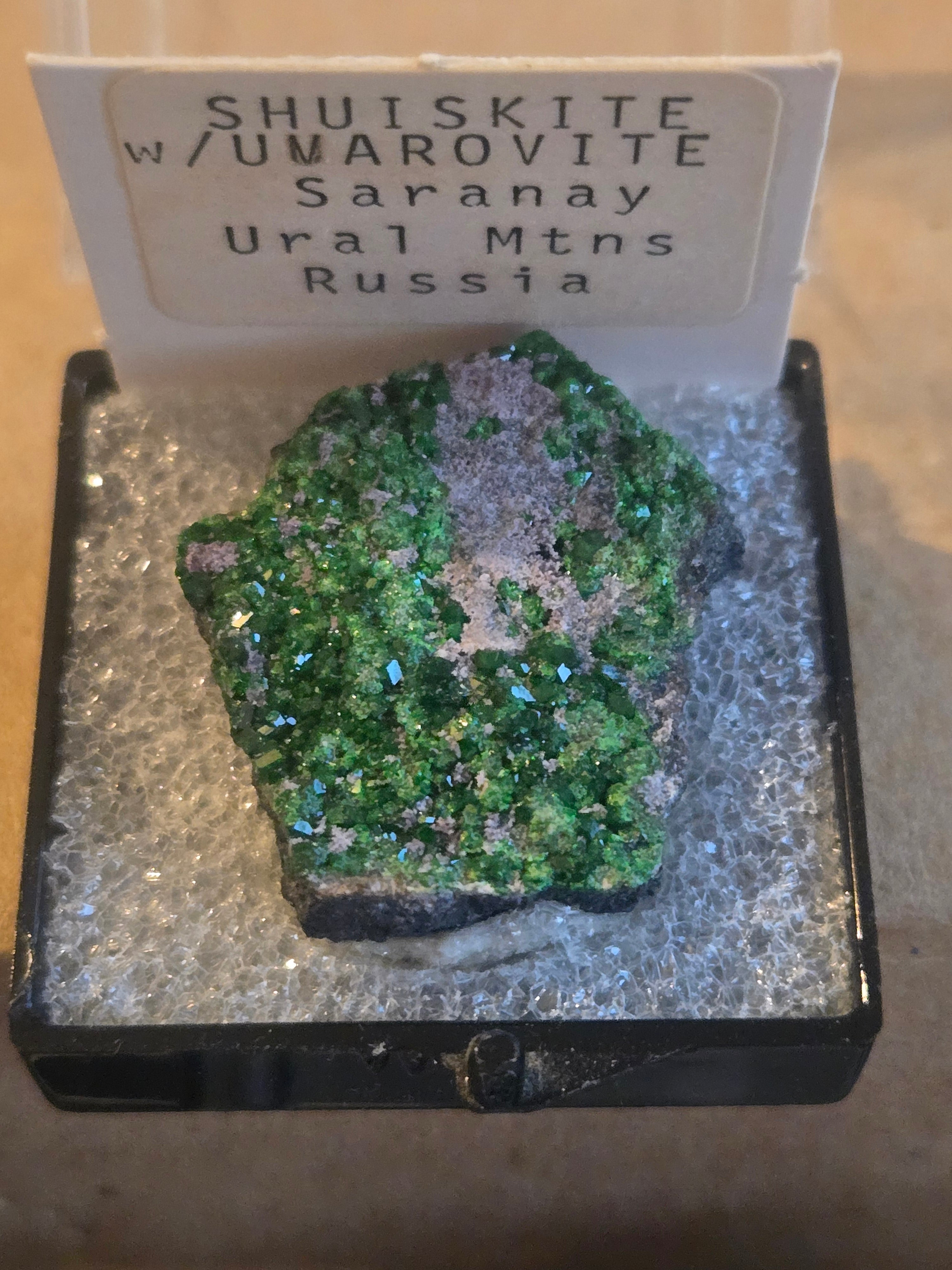 Shuiskite on uvarovite