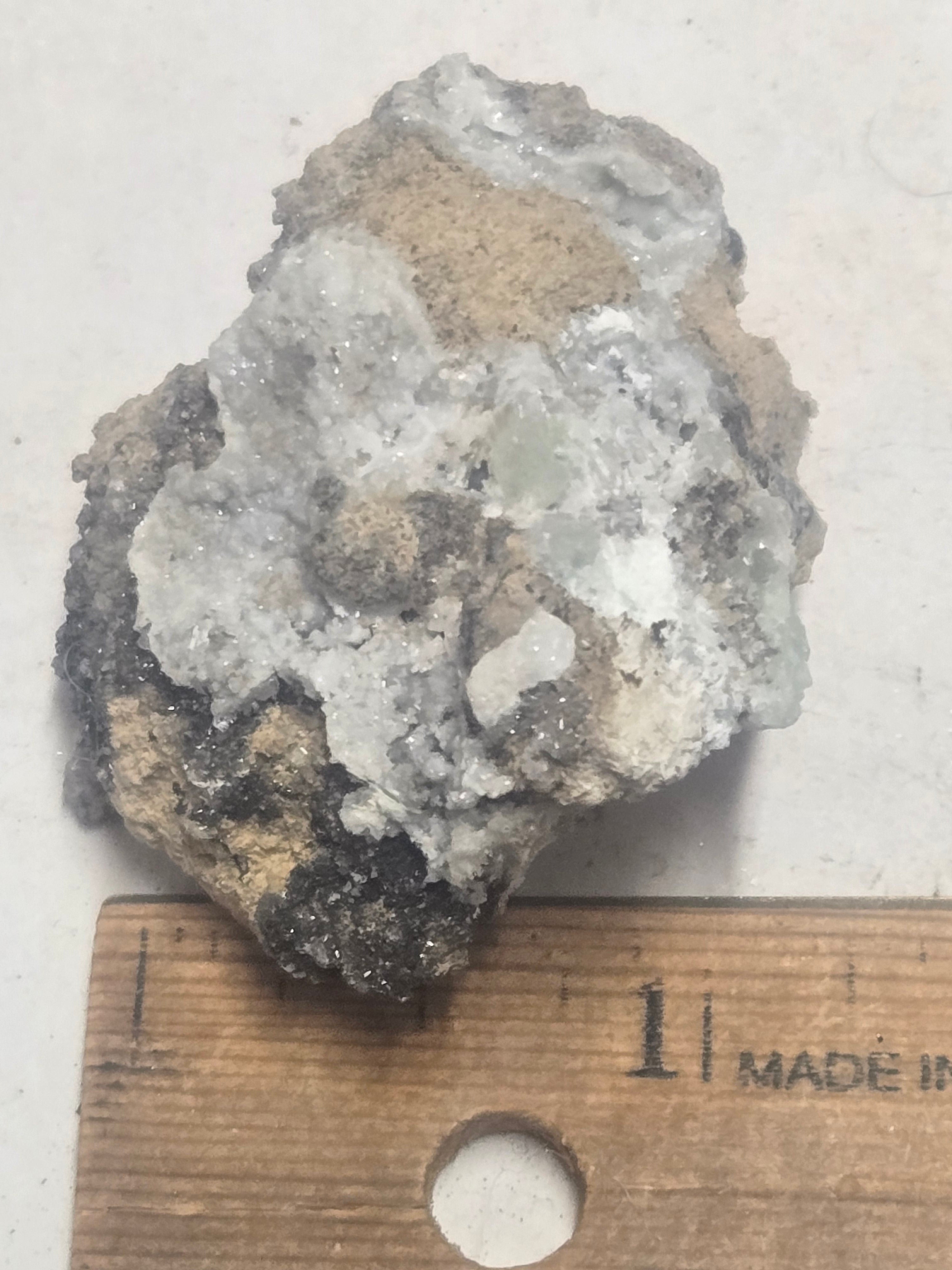 Skorpionite on tarbuttite