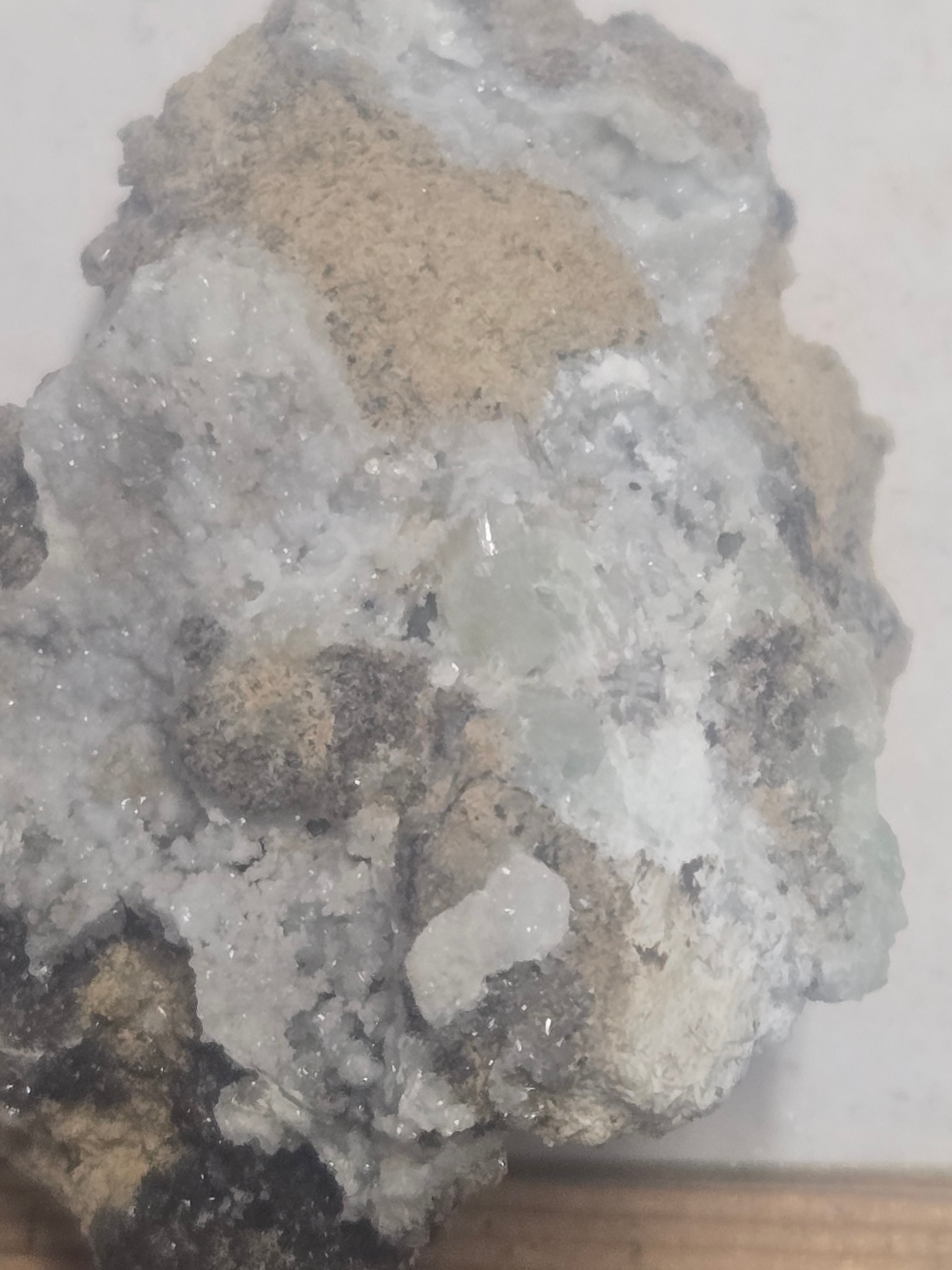 Skorpionite on tarbuttite