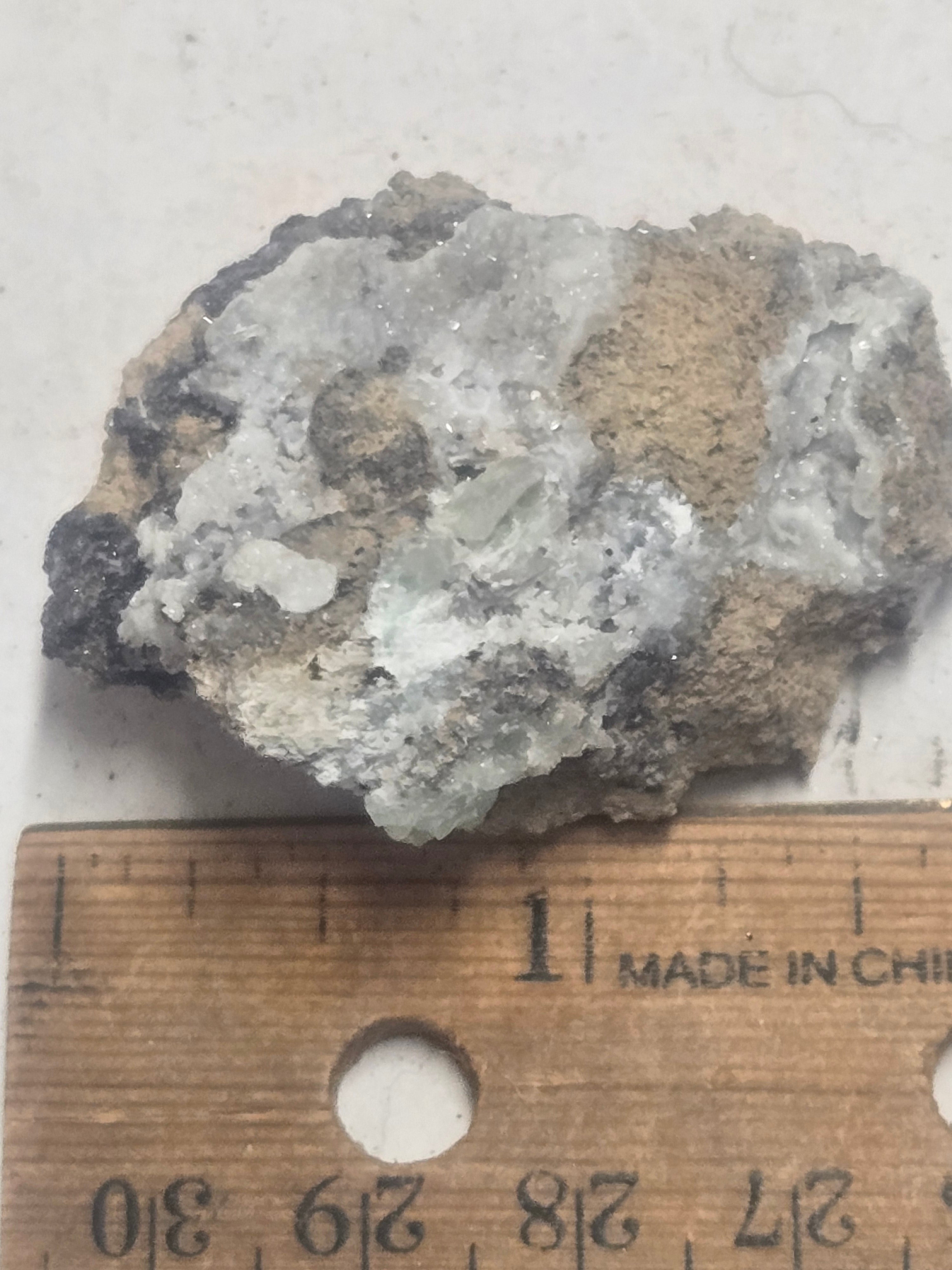 Skorpionite on tarbuttite