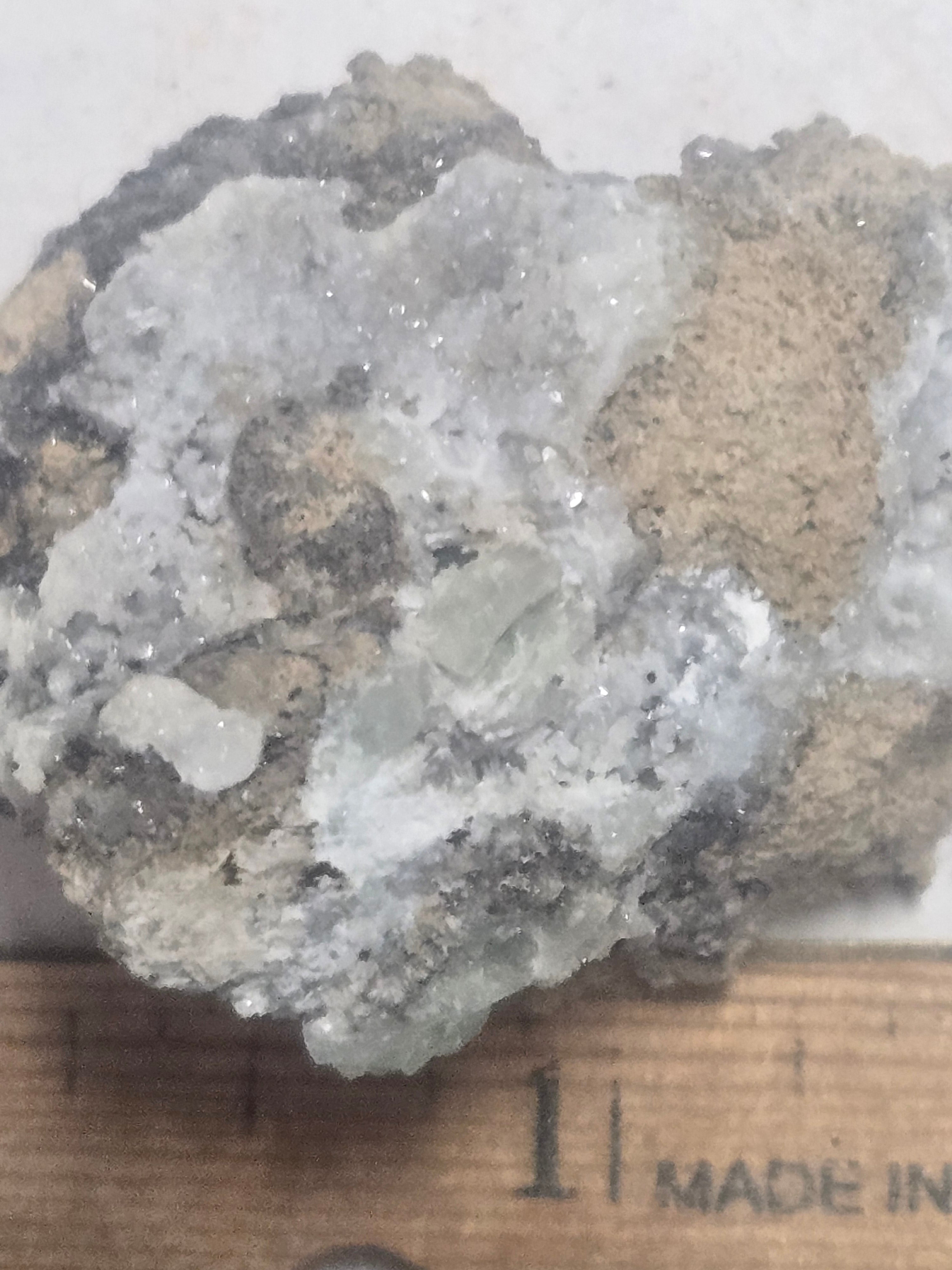 Skorpionite on tarbuttite
