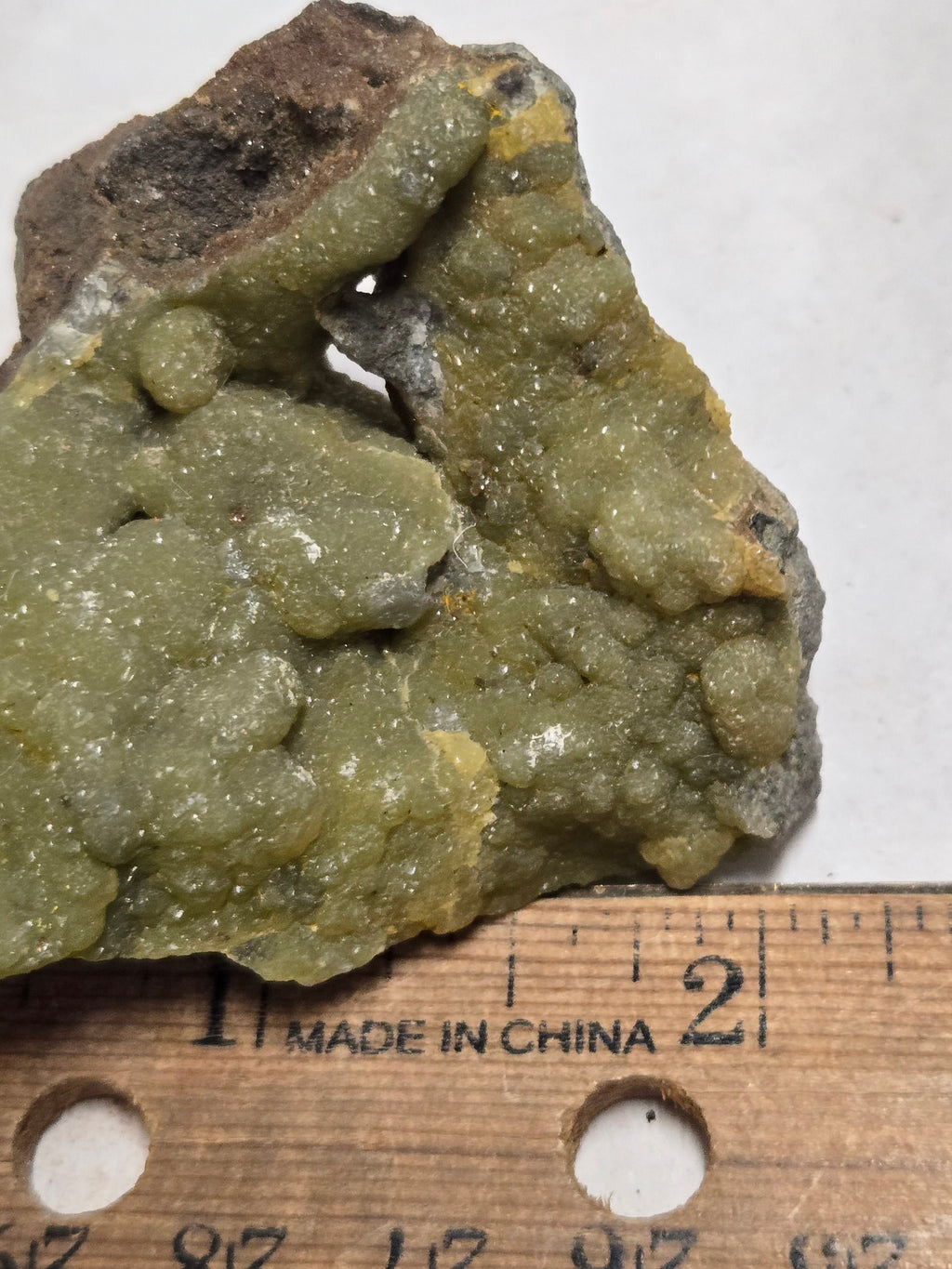 Smithsonite w greenockite specimen