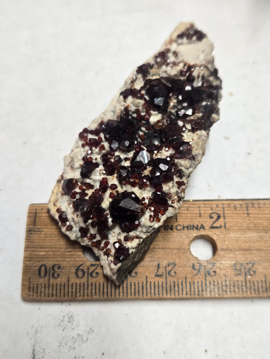 Spessartine on albite