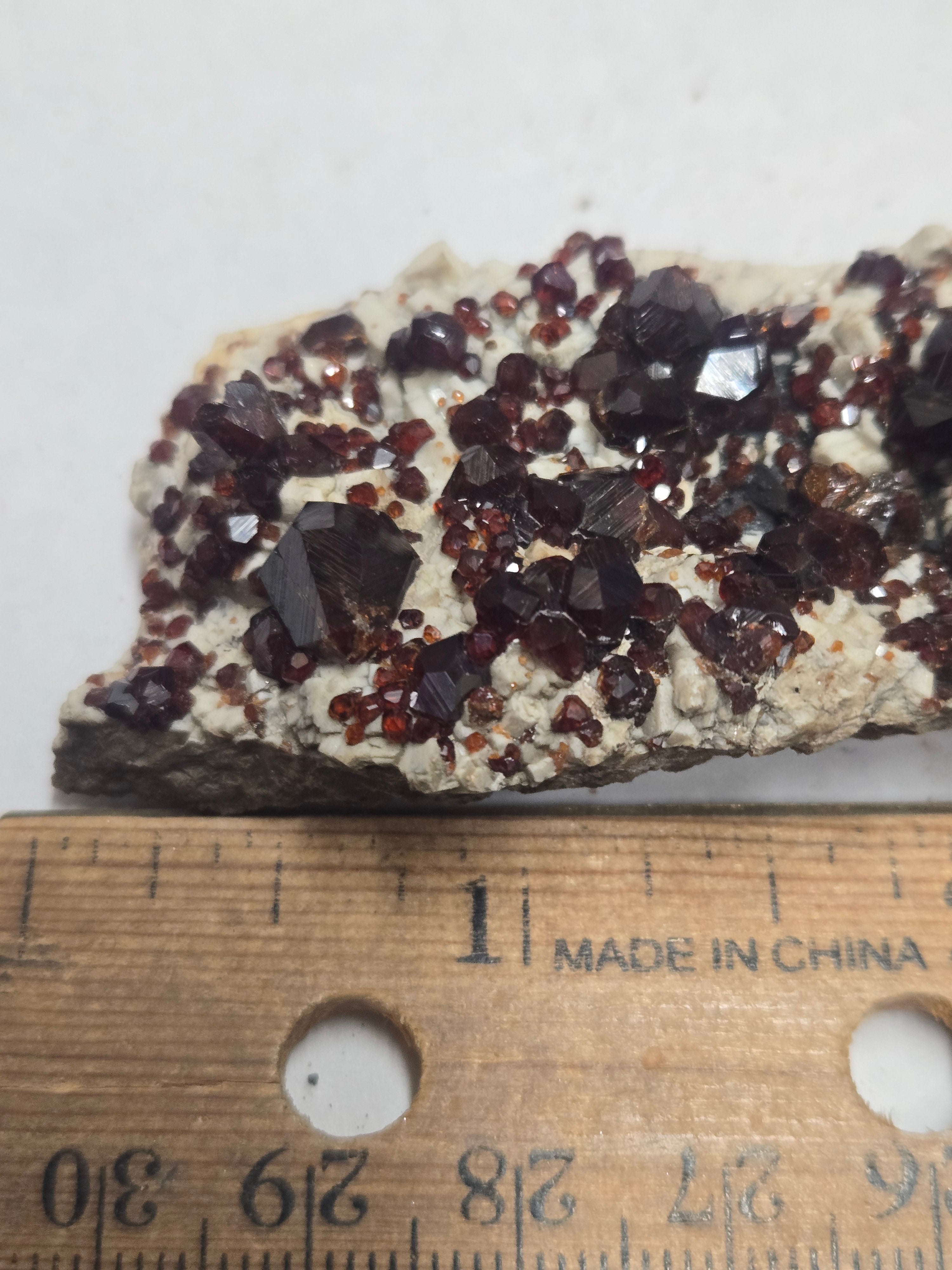 Spessartine on albite