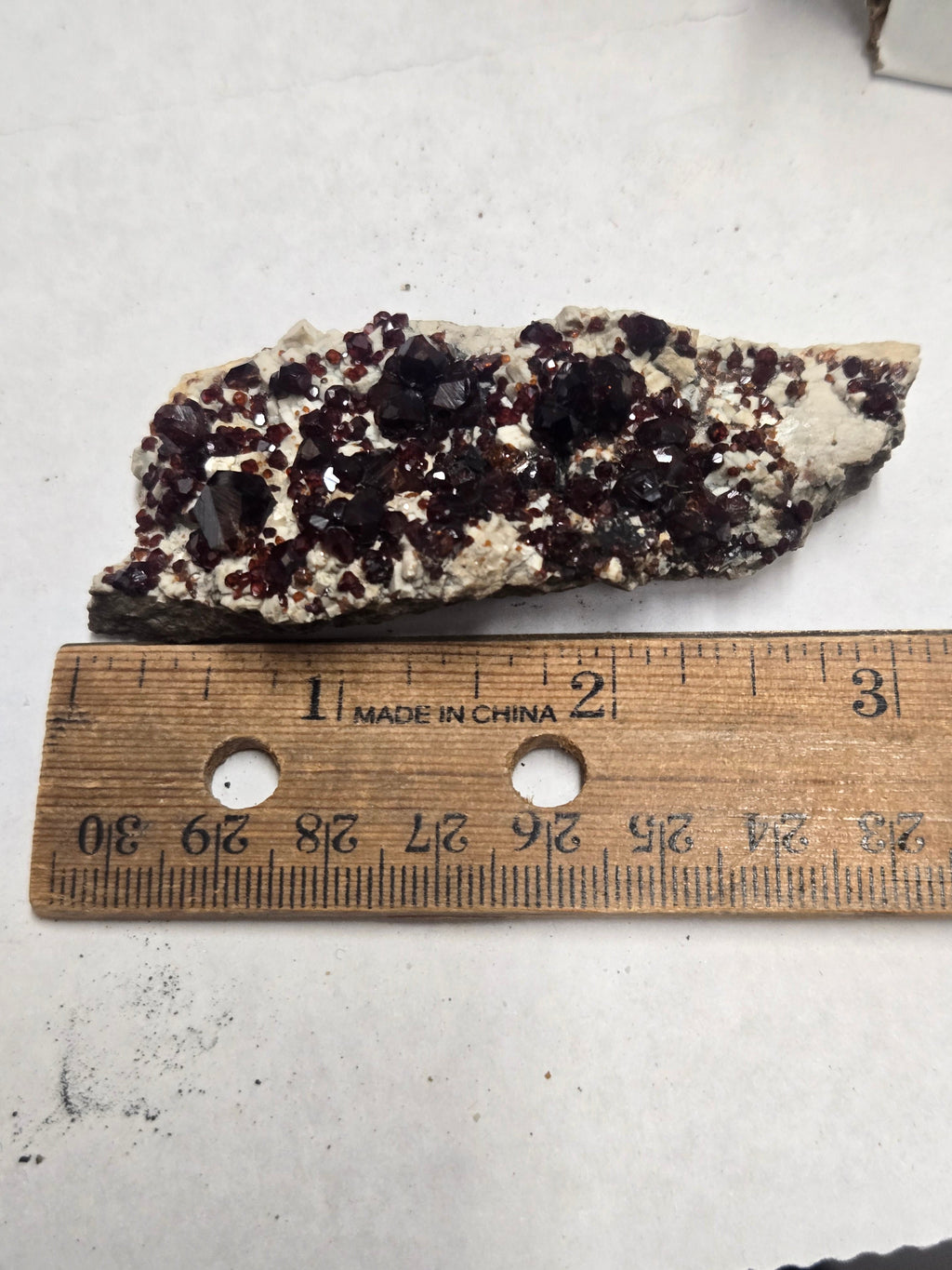 Spessartine on albite