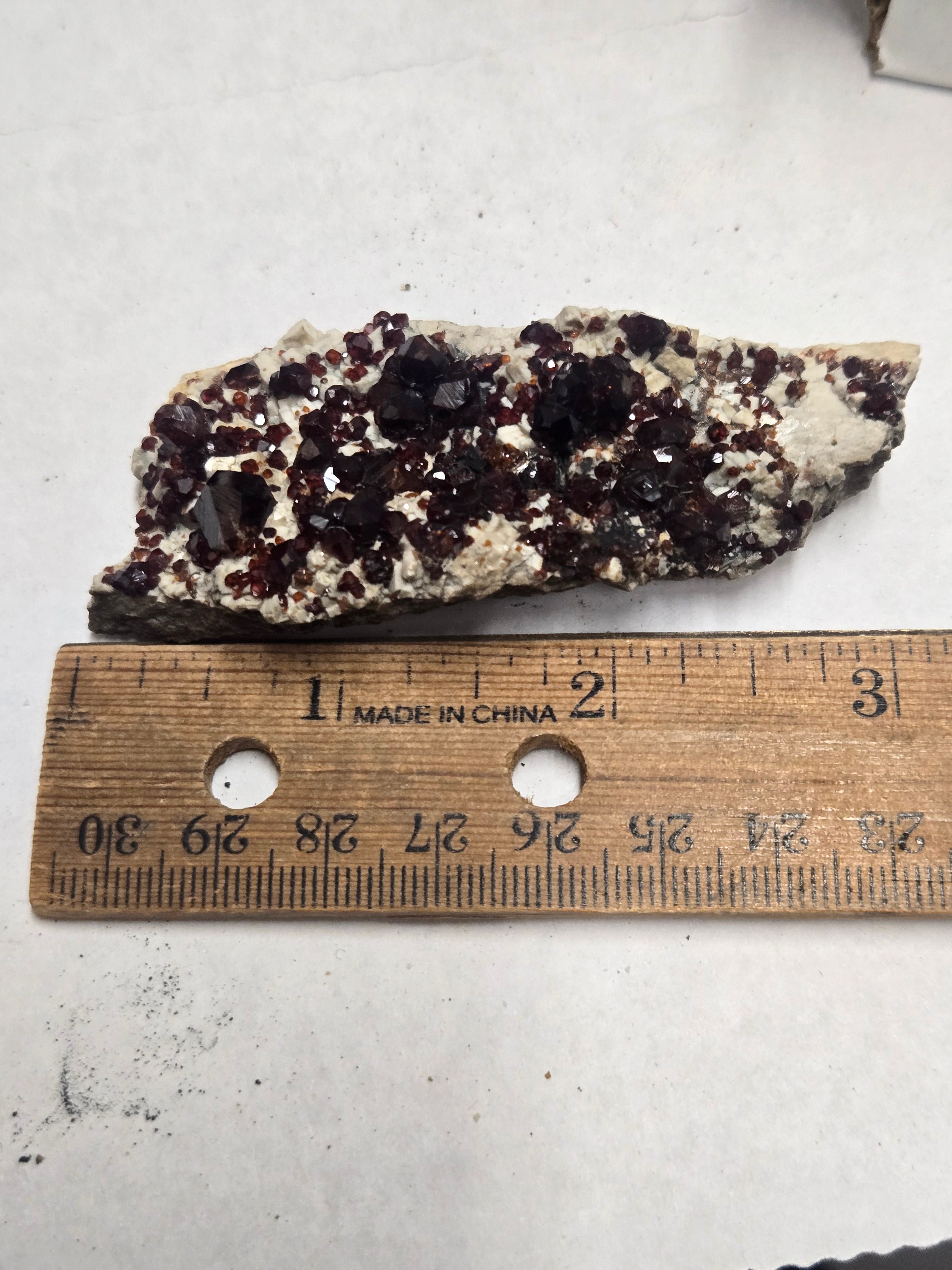 Spessartine on albite