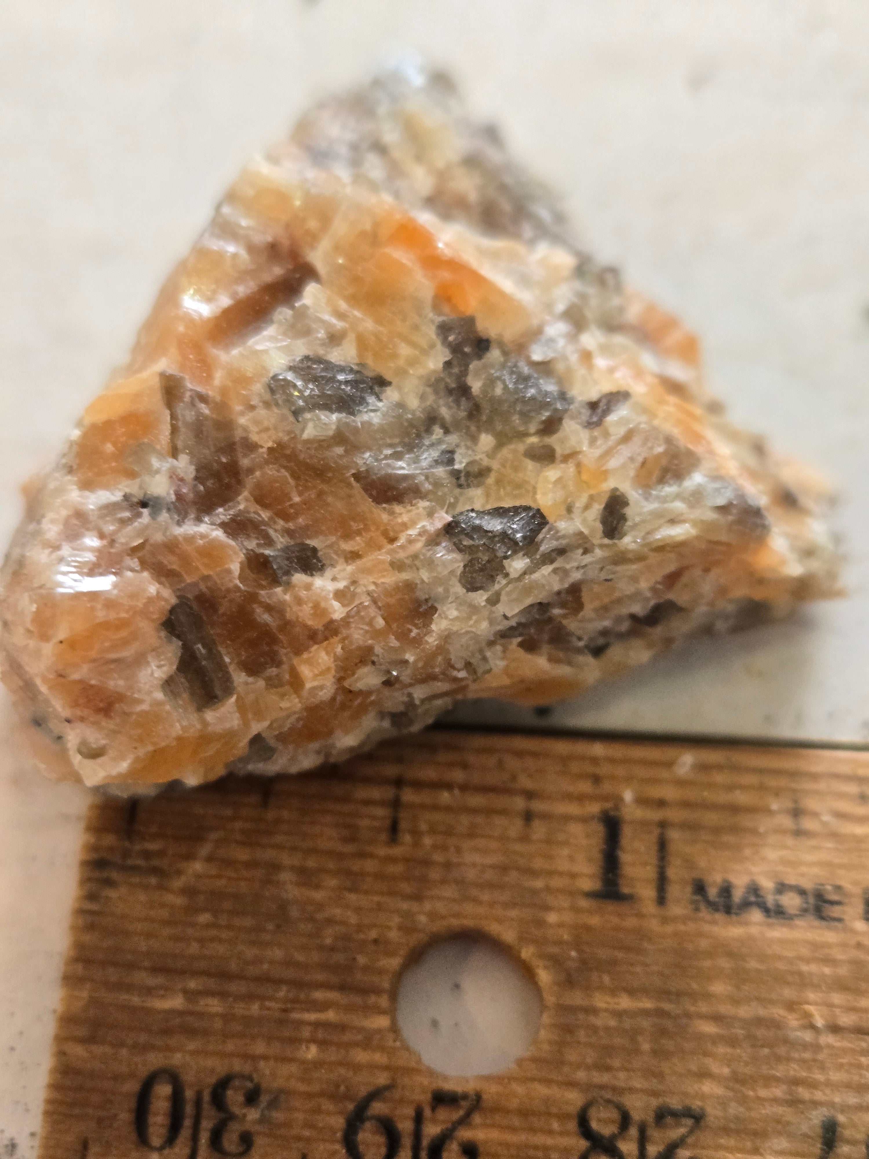 Thorianite with pyrochlore in calcite