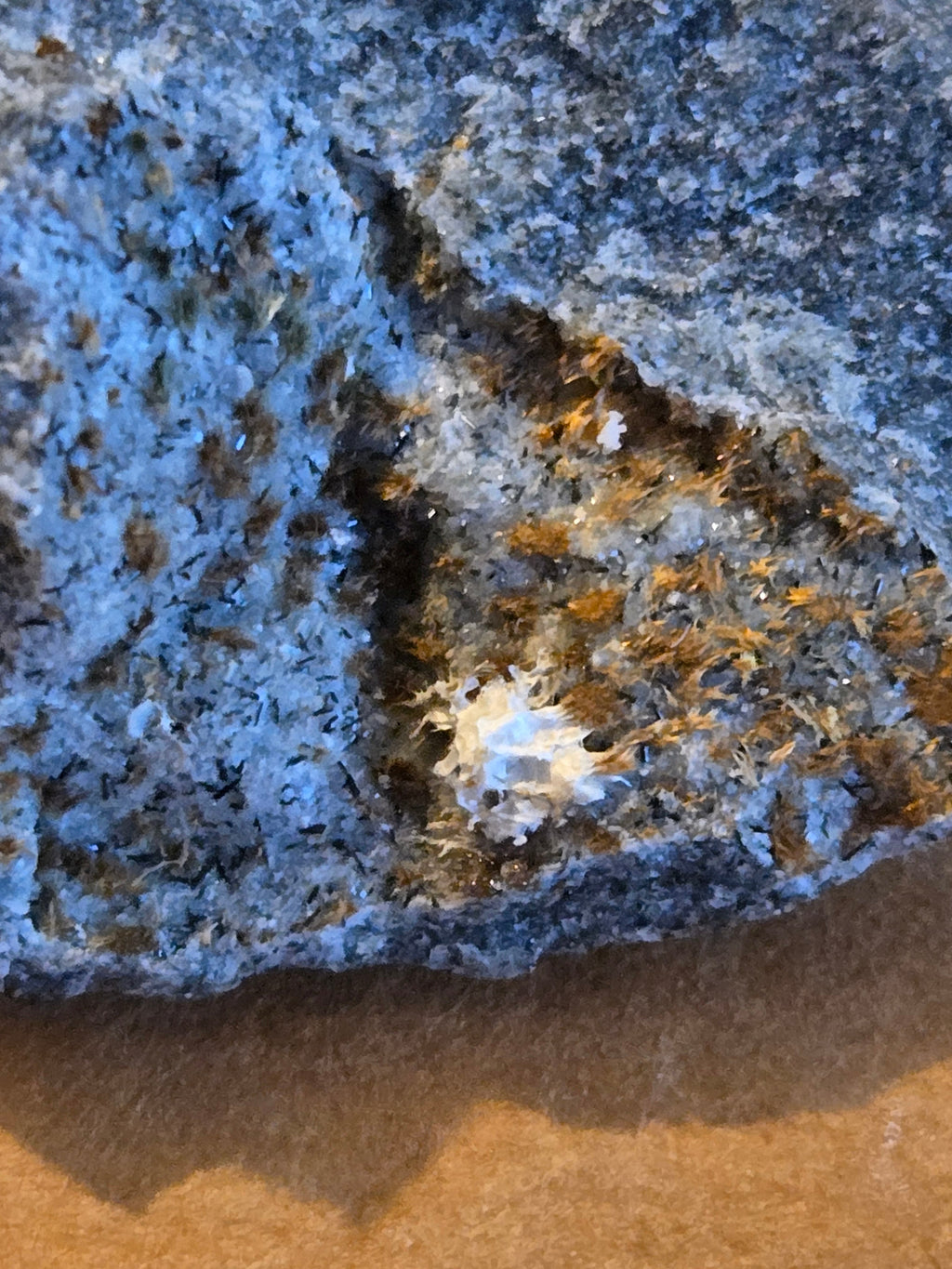 Tuperssuatsiaite with makatite