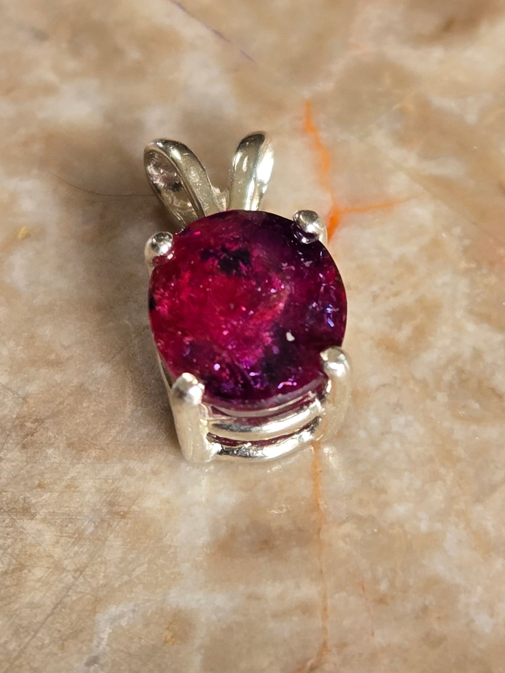 Winza Ruby Oval pendant