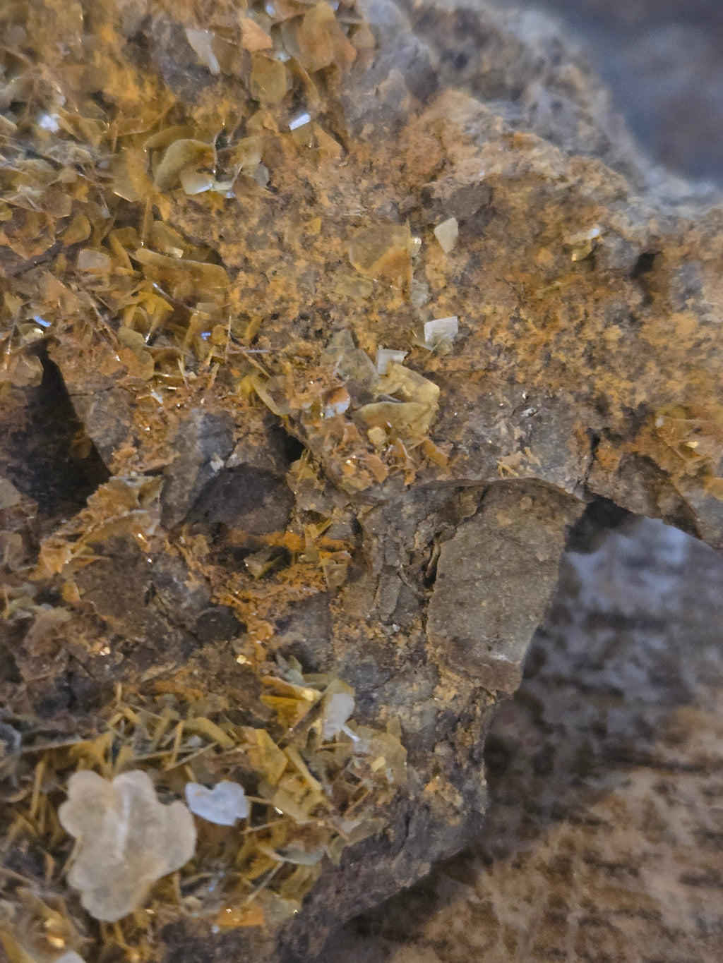 Wulfenite calcite