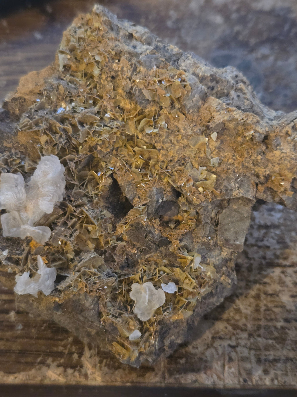 Wulfenite calcite