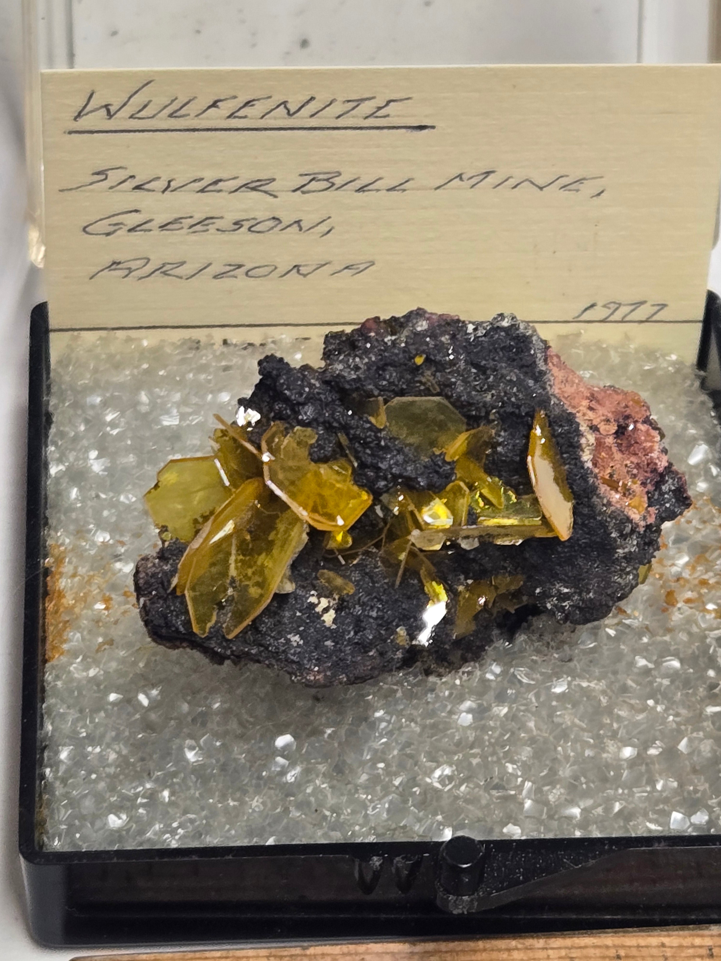 Wulfenite specimen