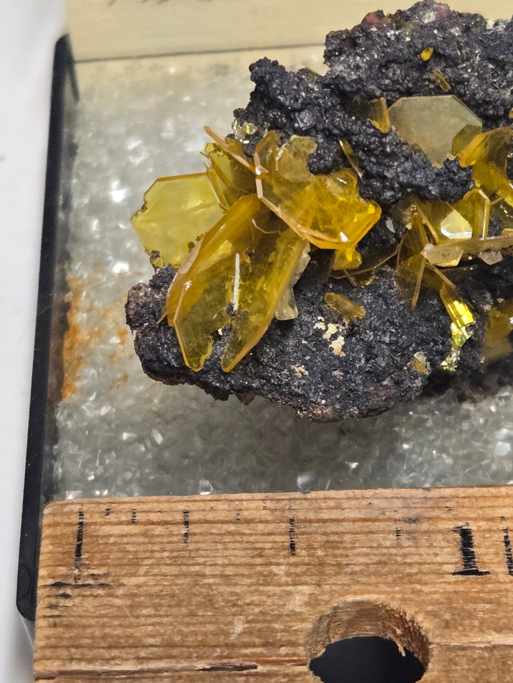 Wulfenite specimen