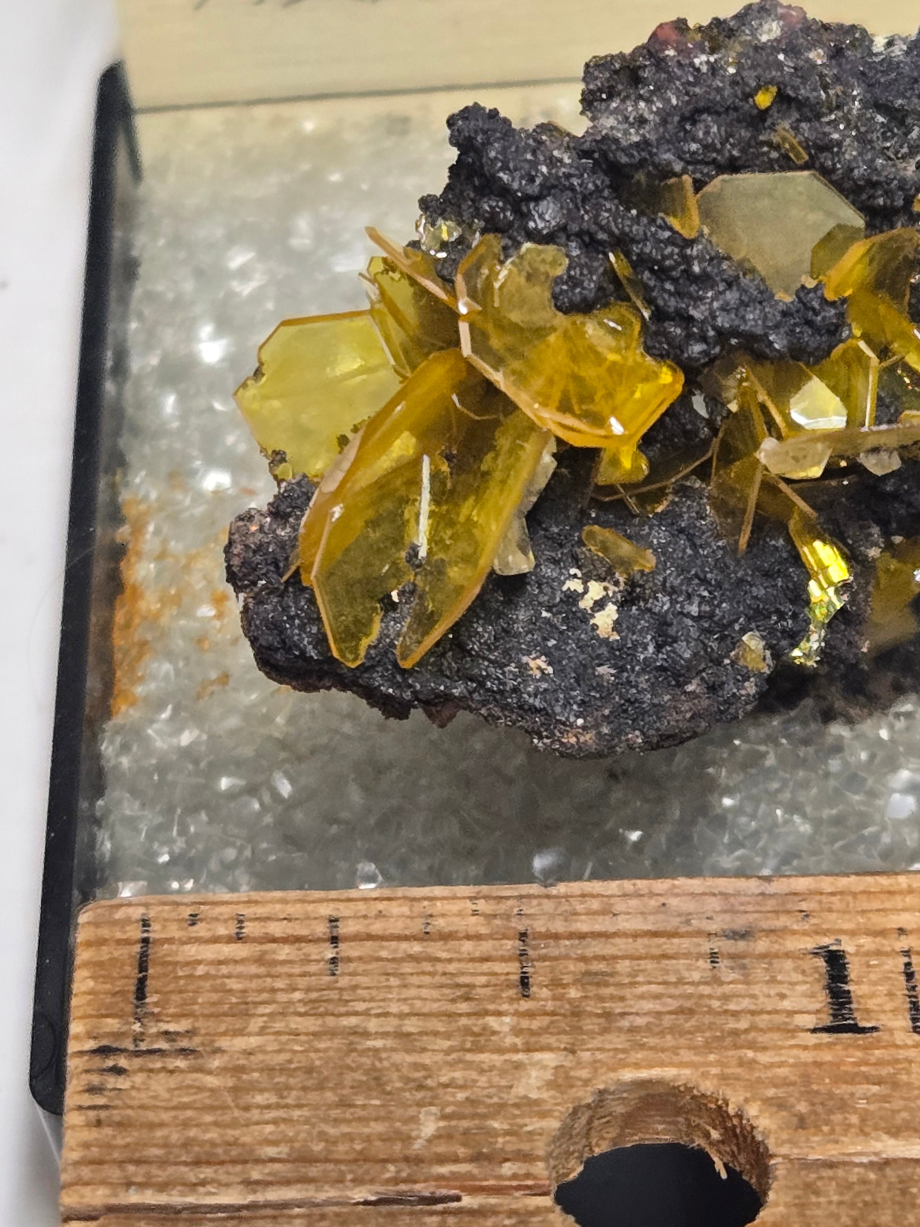 Wulfenite specimen