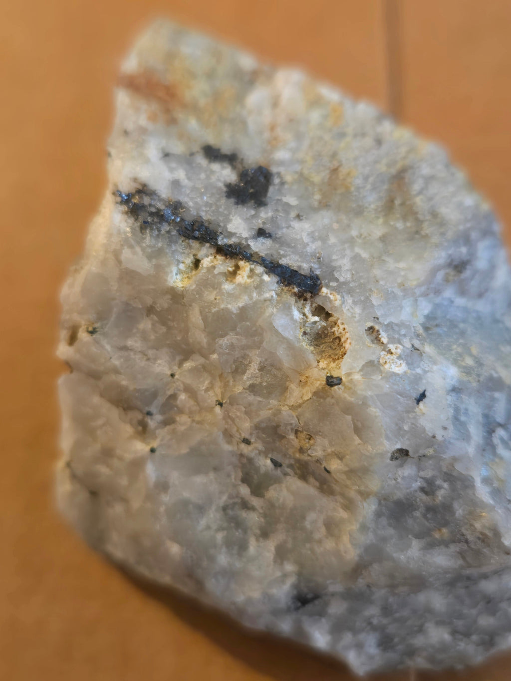 Zavaritskite with preisingerite