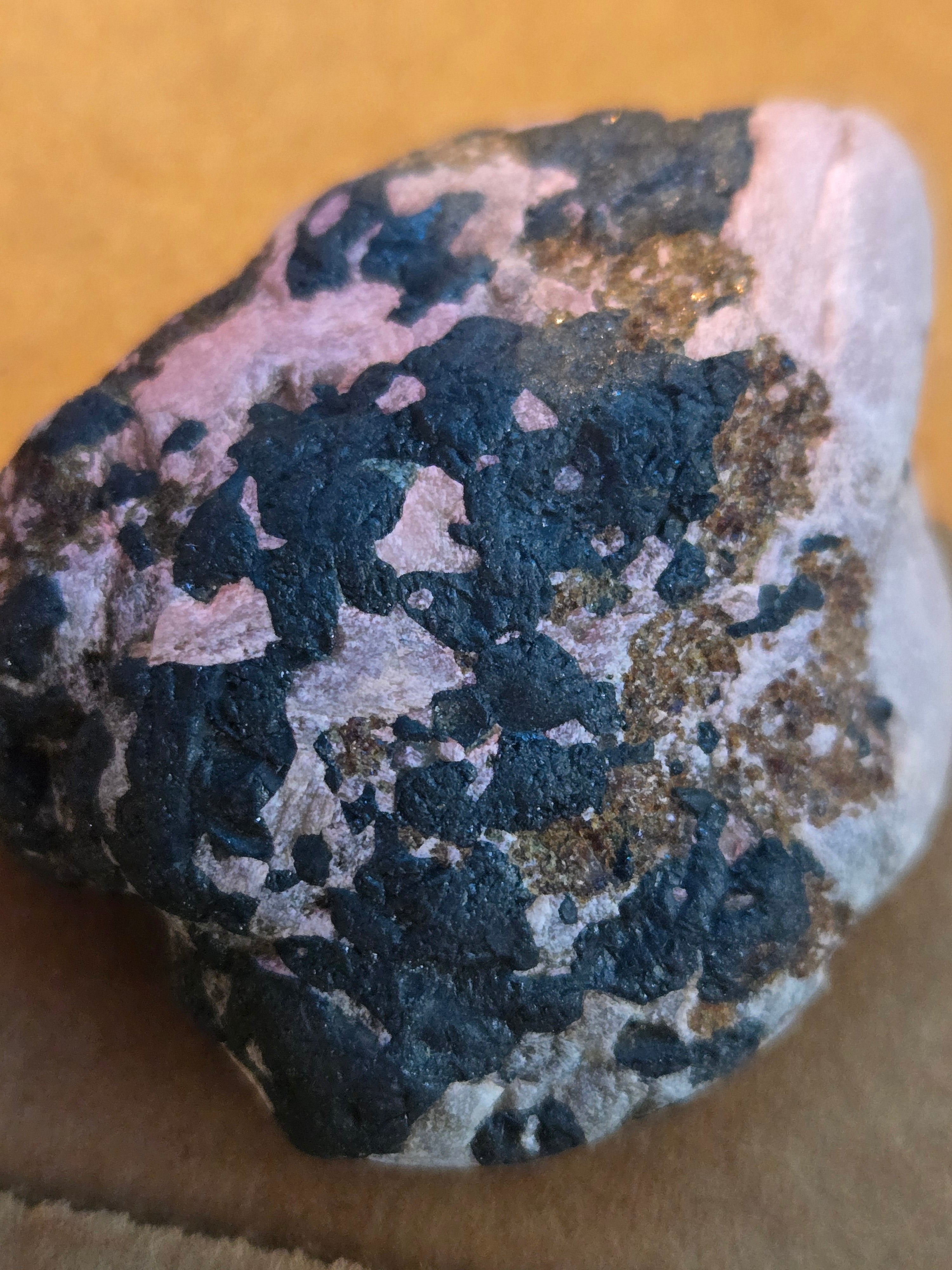 Zincite with franklinite specimen